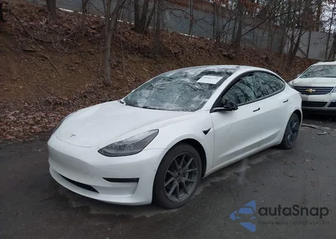 2021 Tesla Model 3 Long Range Dual Motor All-Wheel Drive z USA, uszkodzony, nr VIN 5YJ3E1EB7MF031445